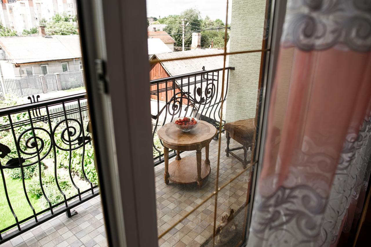 تشيرنيفتسي Sweet Home Hostel / Guest House المظهر الخارجي الصورة