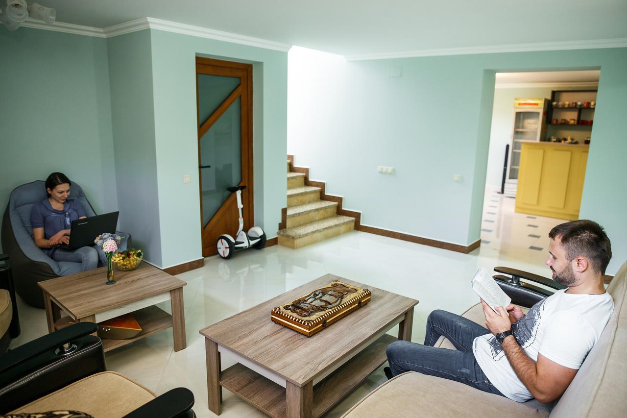 تشيرنيفتسي Sweet Home Hostel / Guest House المظهر الخارجي الصورة