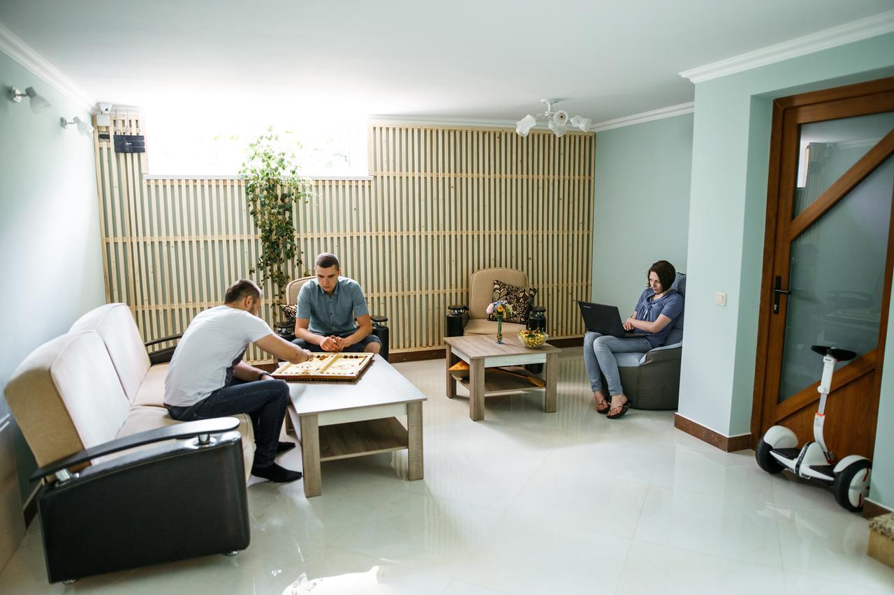 تشيرنيفتسي Sweet Home Hostel / Guest House المظهر الخارجي الصورة