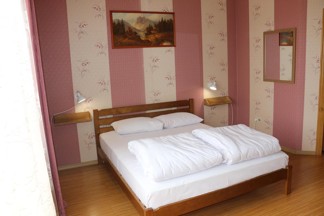 تشيرنيفتسي Sweet Home Hostel / Guest House المظهر الخارجي الصورة